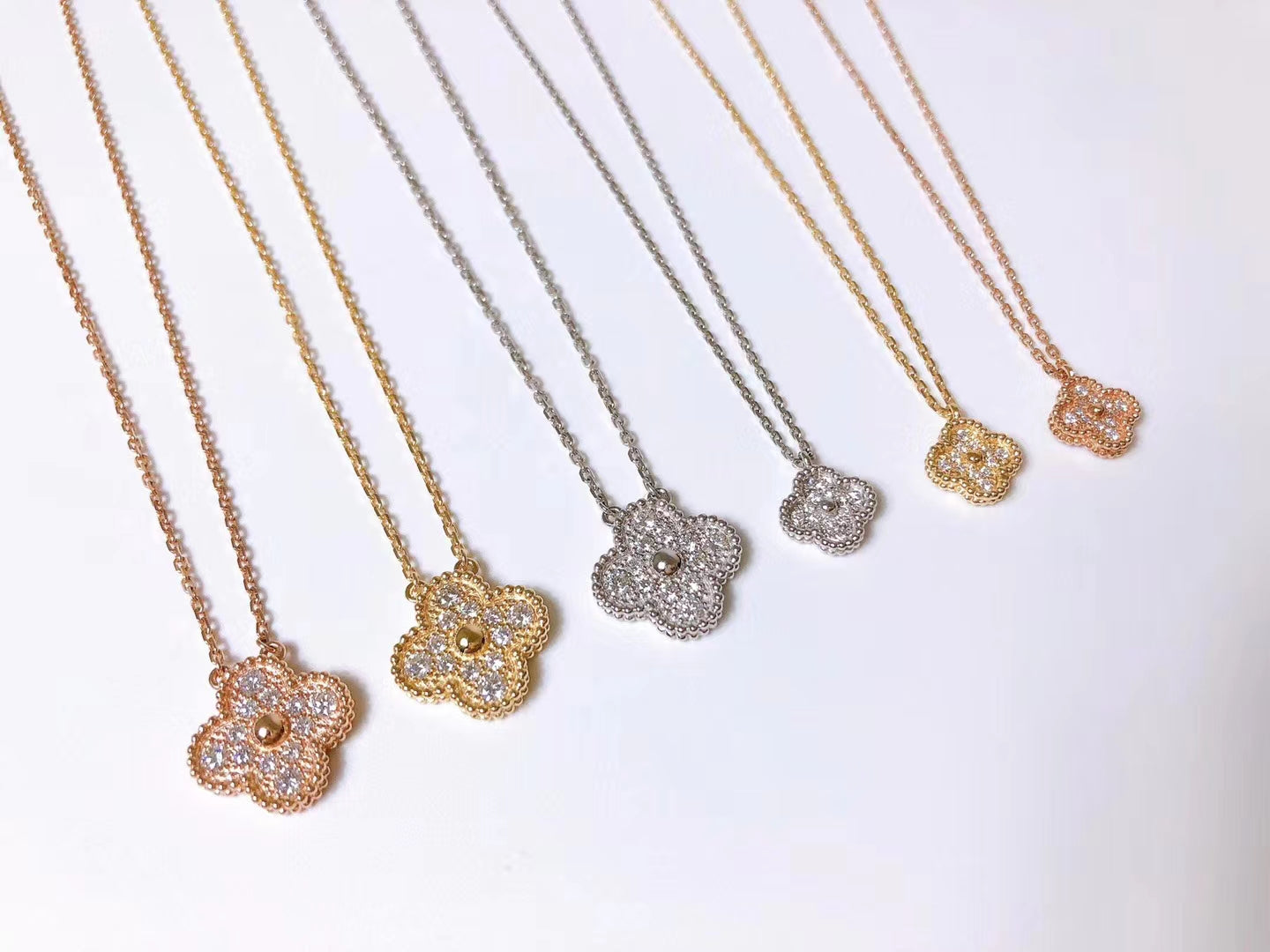 Collar de trébol Rosalee CZ con motivos dulces