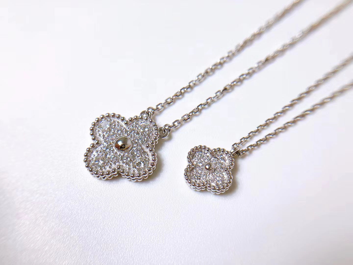 Collar de trébol Rosalee CZ con motivos dulces