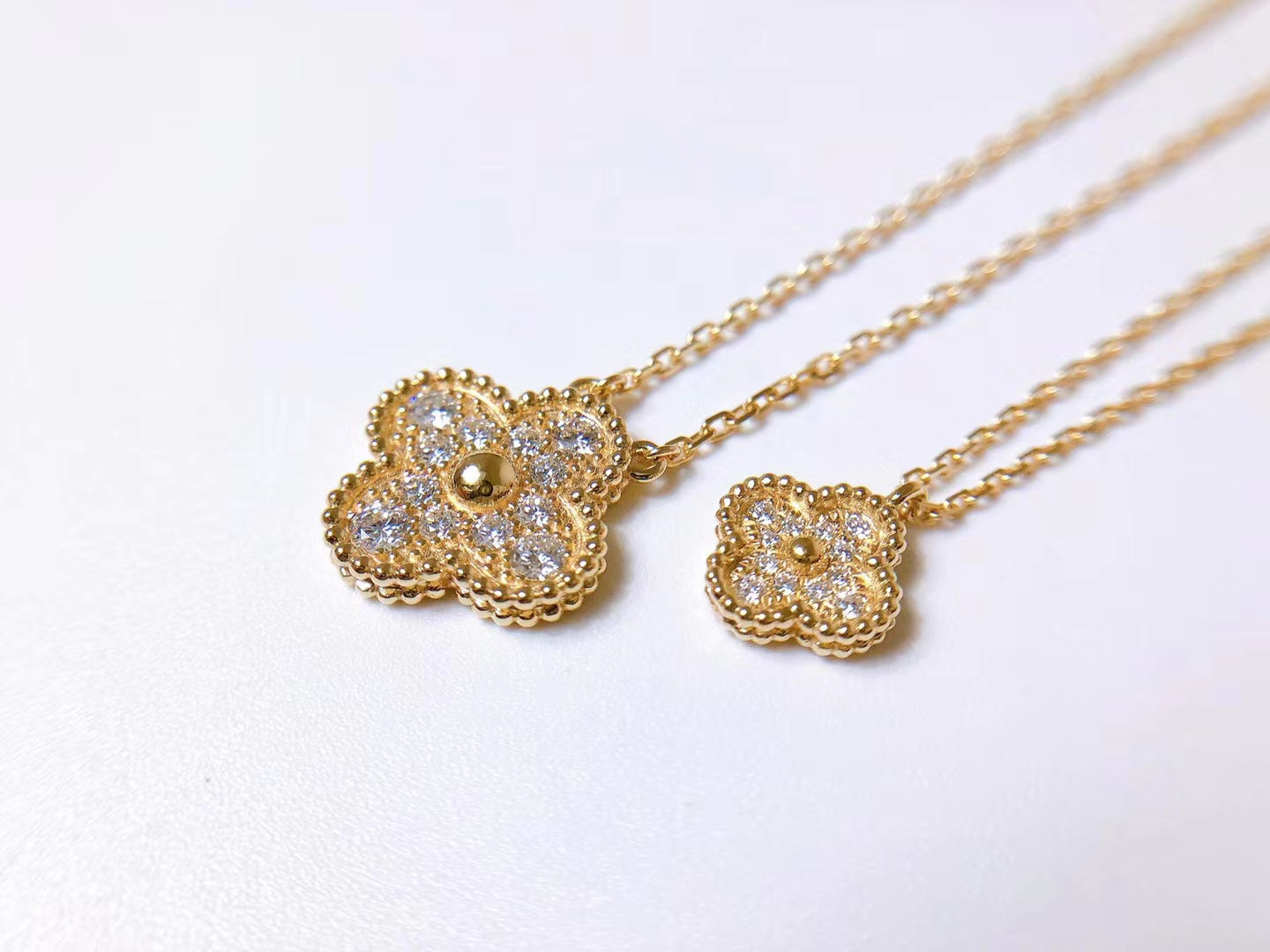 Collar de trébol Rosalee CZ con motivos dulces