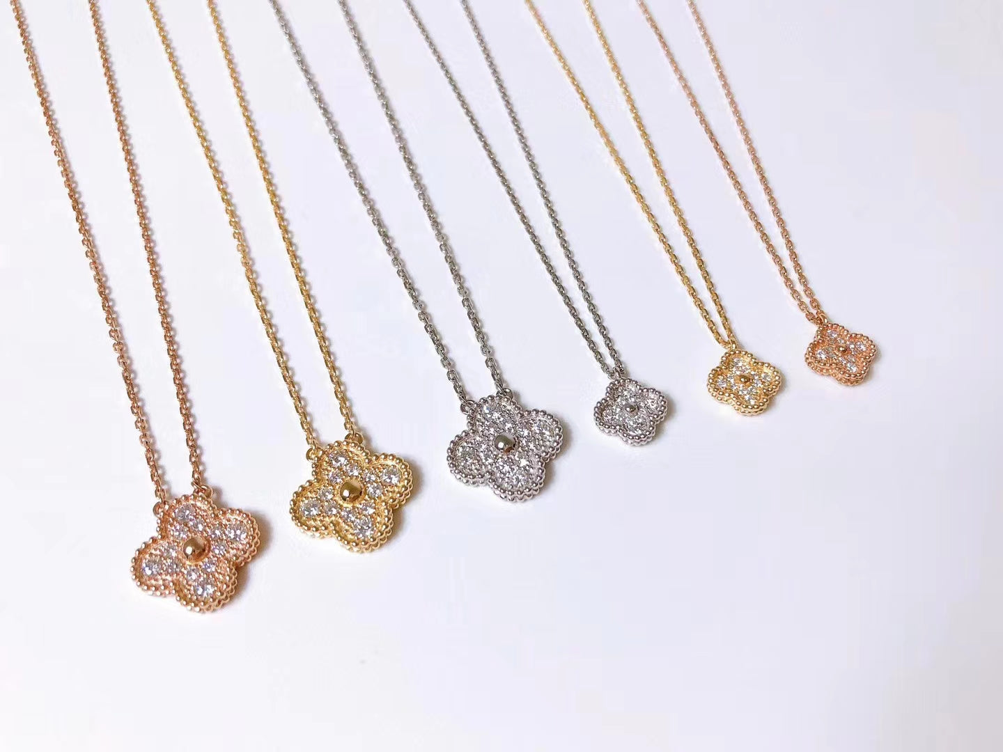 Collar de trébol Rosalee CZ con motivos dulces