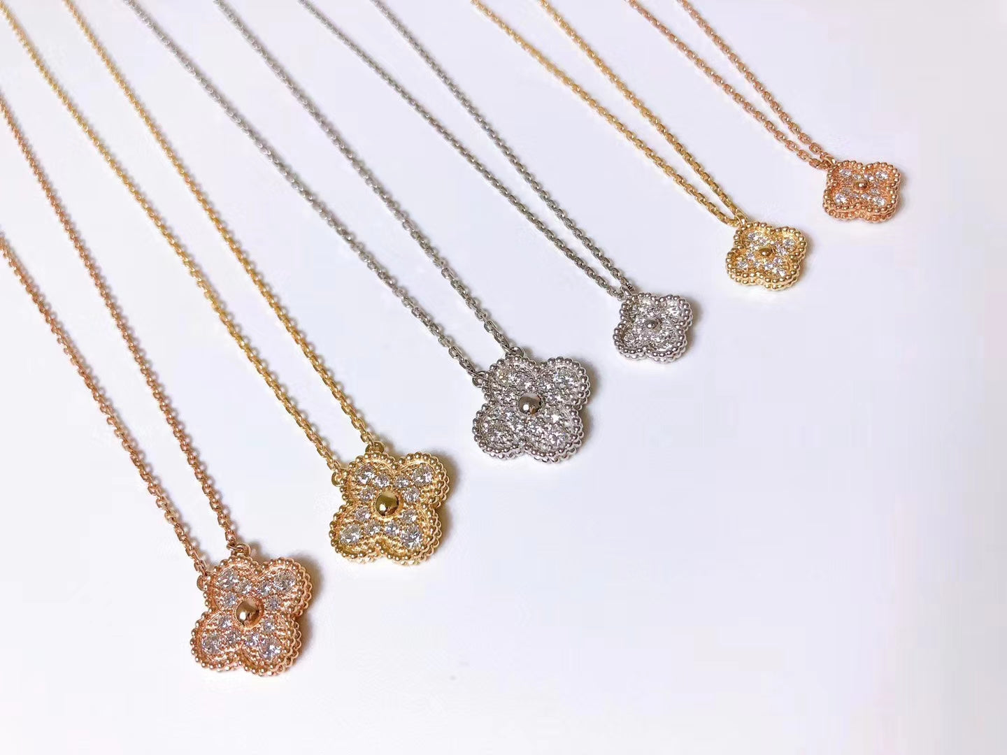 Collar de trébol Rosalee CZ con motivos dulces