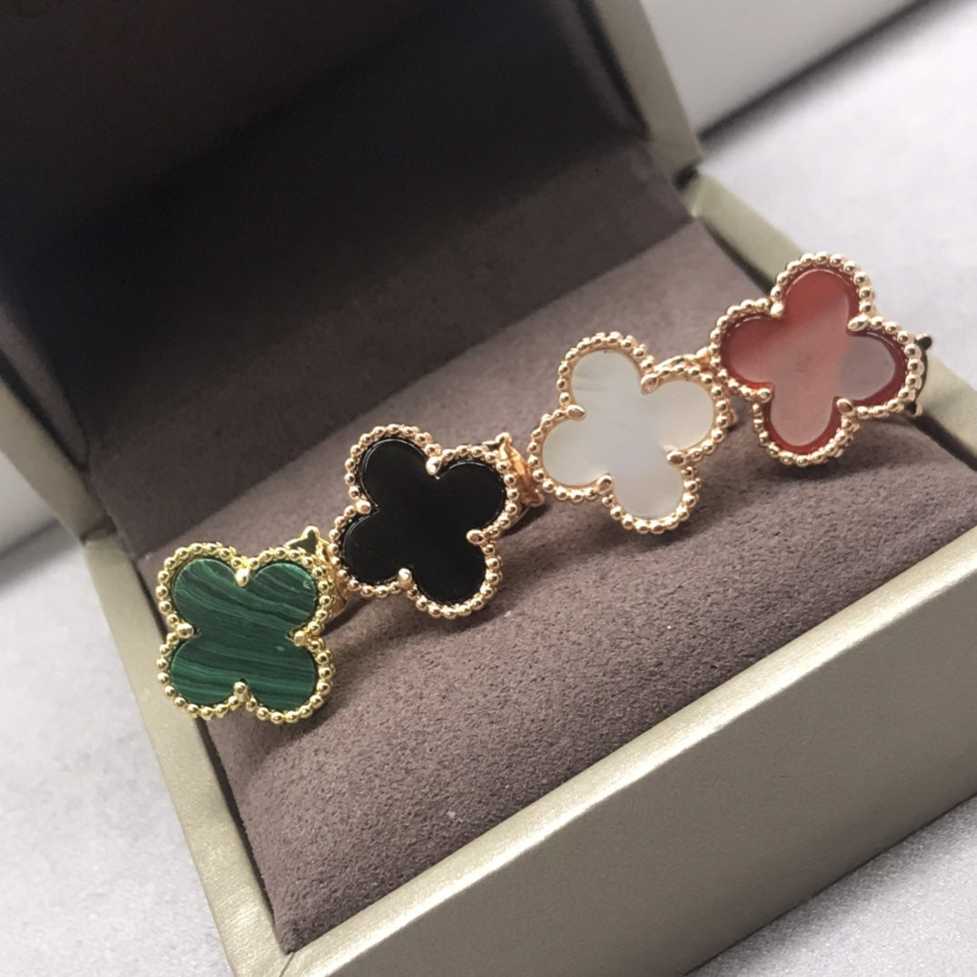 Pendientes de tuerca con forma de trébol dorado de Rosalee, con presión hacia atrás