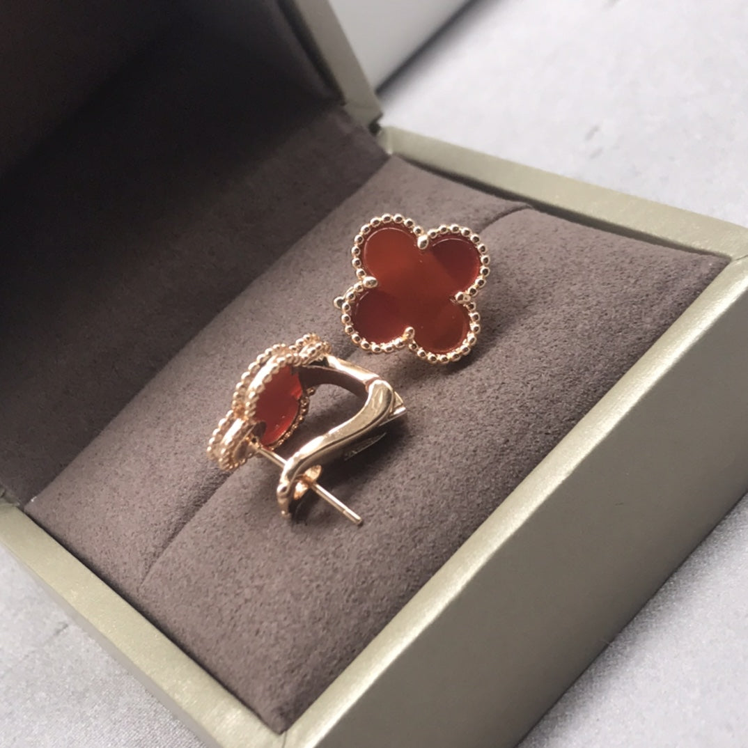Pendientes de tuerca con forma de trébol dorado de Rosalee, con presión hacia atrás