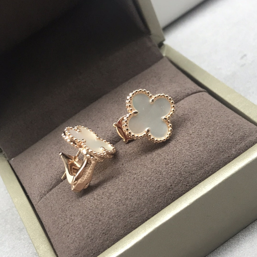 Pendientes de tuerca con forma de trébol dorado de Rosalee, con presión hacia atrás
