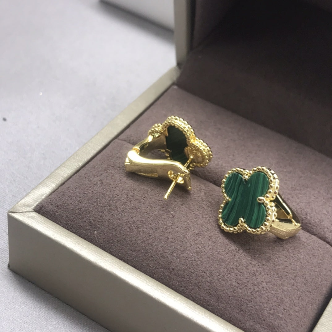 Pendientes de tuerca con forma de trébol dorado de Rosalee, con presión hacia atrás
