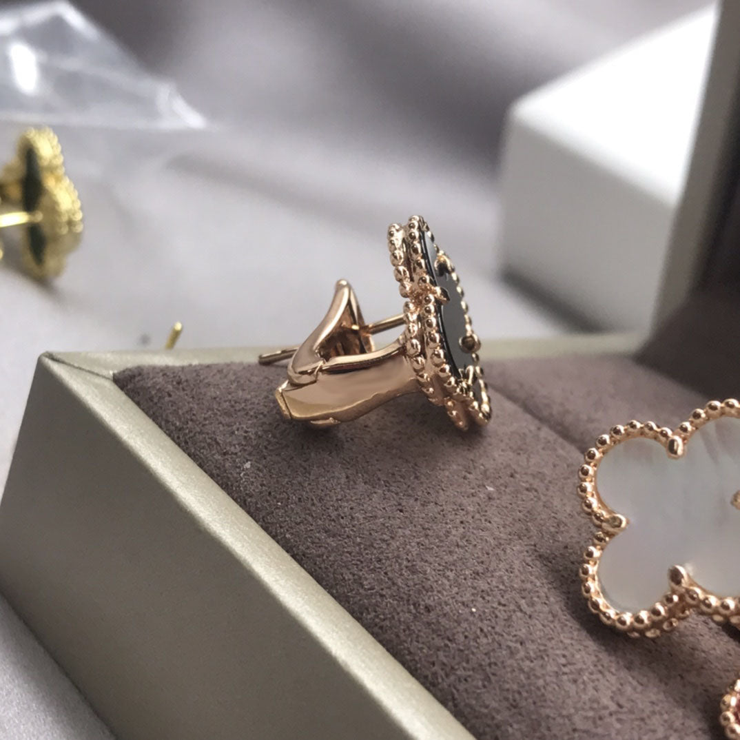 Pendientes de tuerca con forma de trébol dorado de Rosalee, con presión hacia atrás
