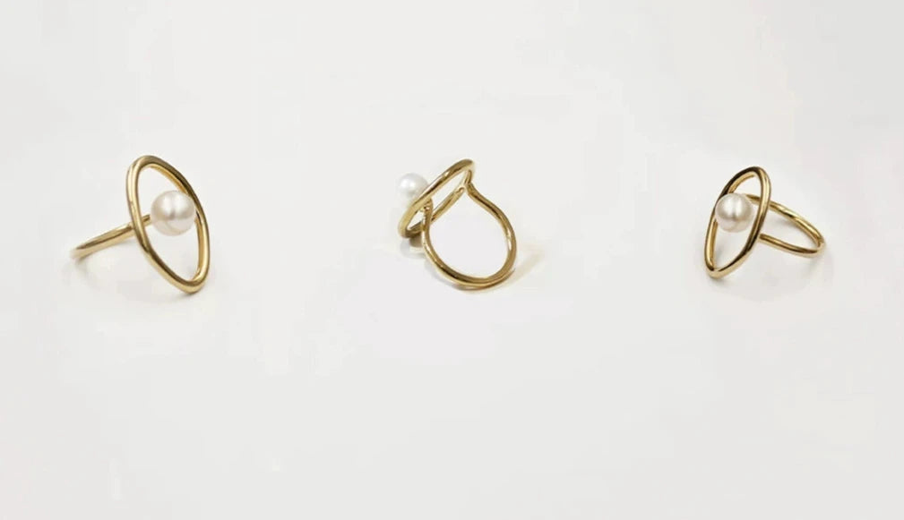 Contemporary Pearl Centro Ring Gold