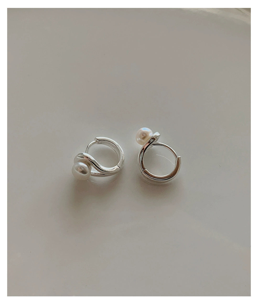 Aro Huggie Perla Sin Fin Oro/Plata
