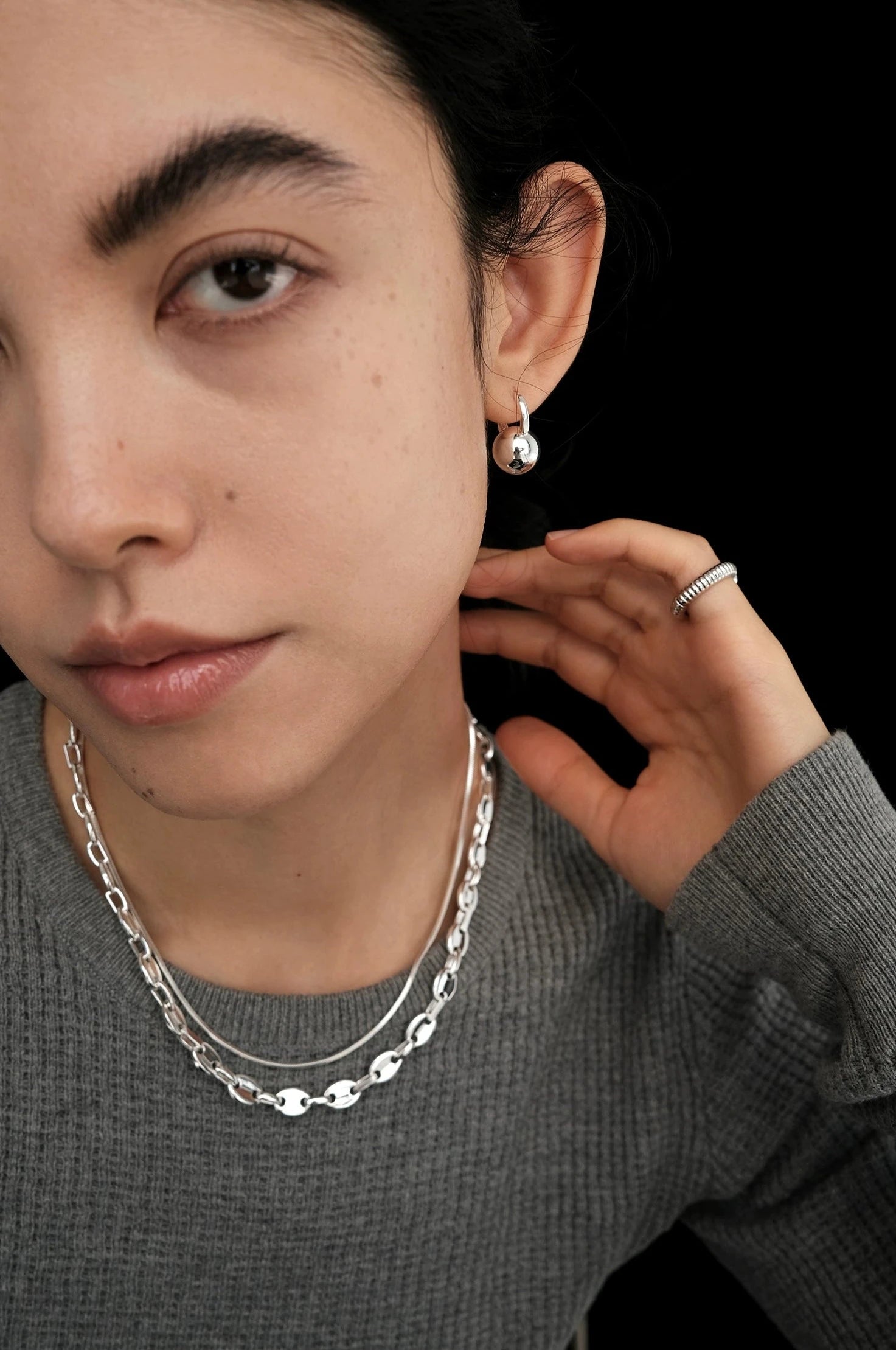 Pendientes de aro colgantes con esfera de travesura en oro y plata