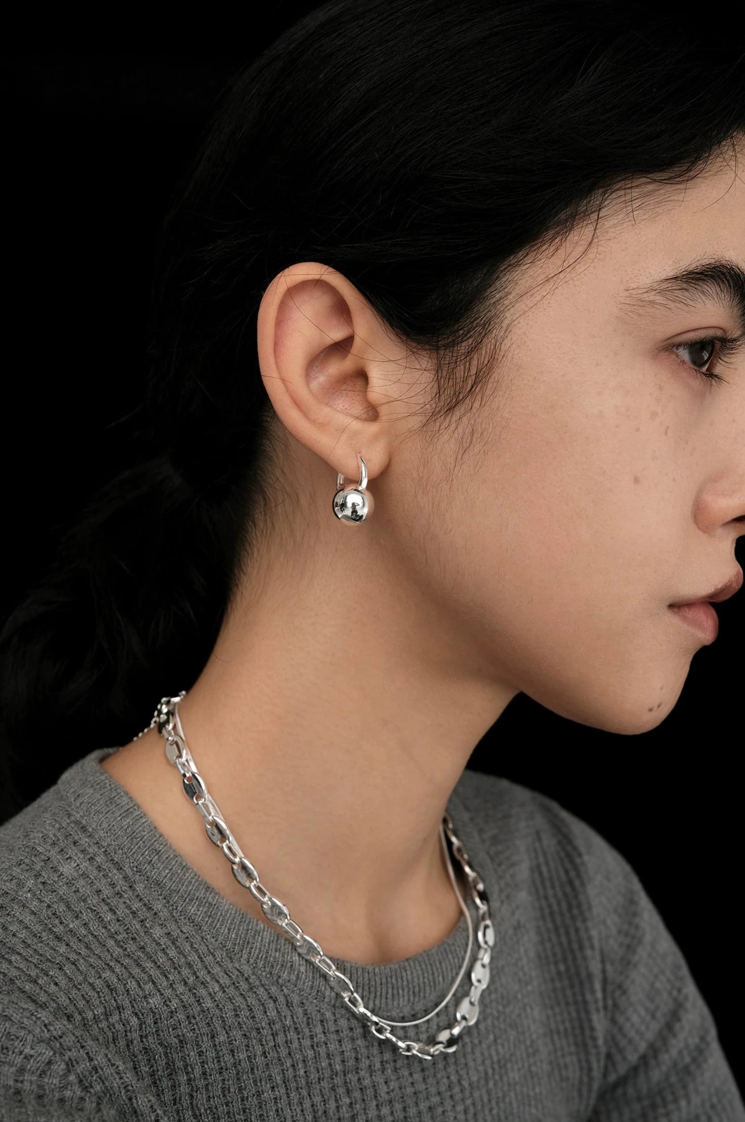 Pendientes de aro colgantes con esfera de travesura en oro y plata