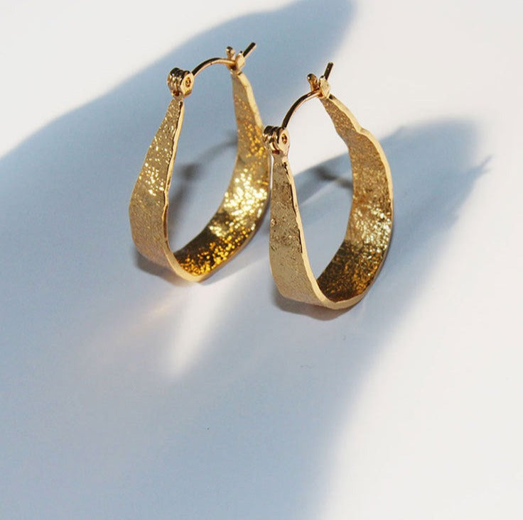 Aretes esculturales de malla