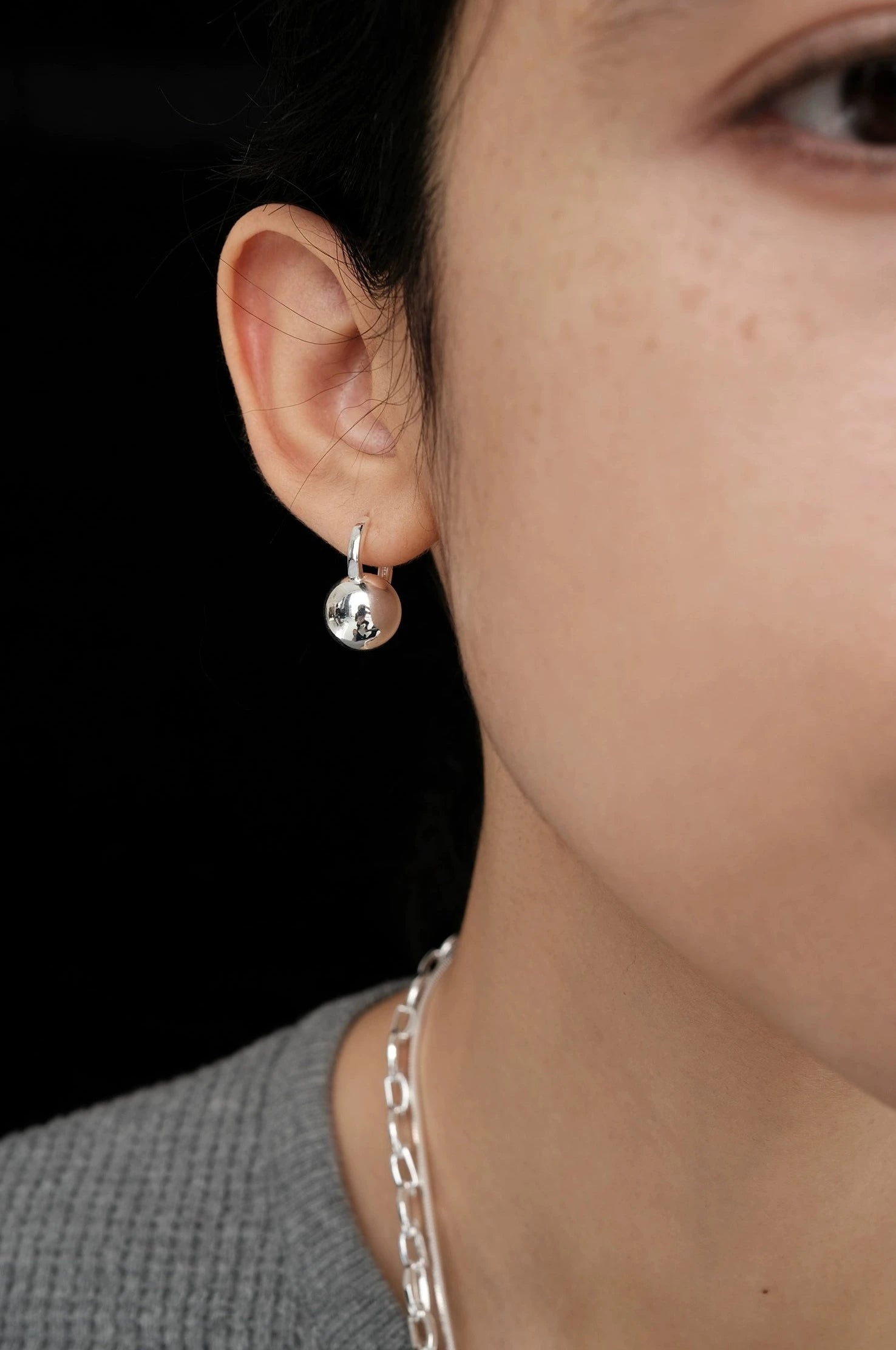 Pendientes de aro colgantes con esfera de travesura en oro y plata