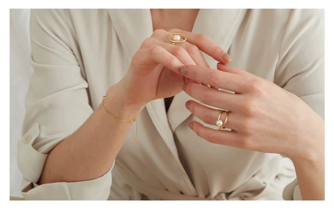 Contemporary Pearl Centro Ring Gold