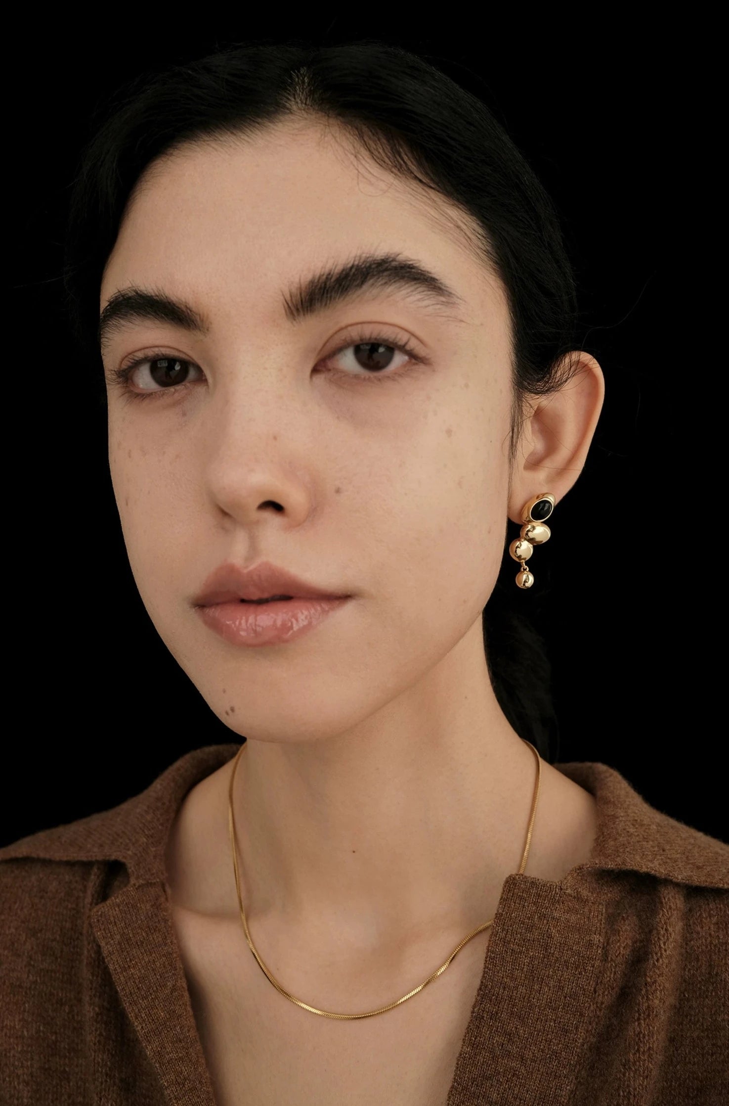 Pendientes colgantes con gorro de ágata negra en oro