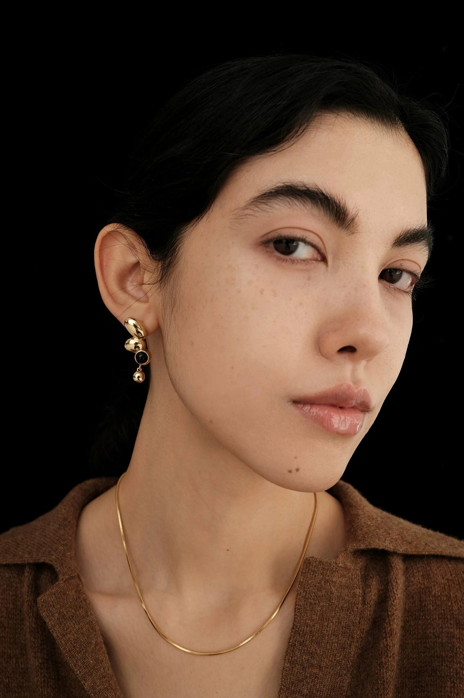 Pendientes colgantes con gorro de ágata negra en oro