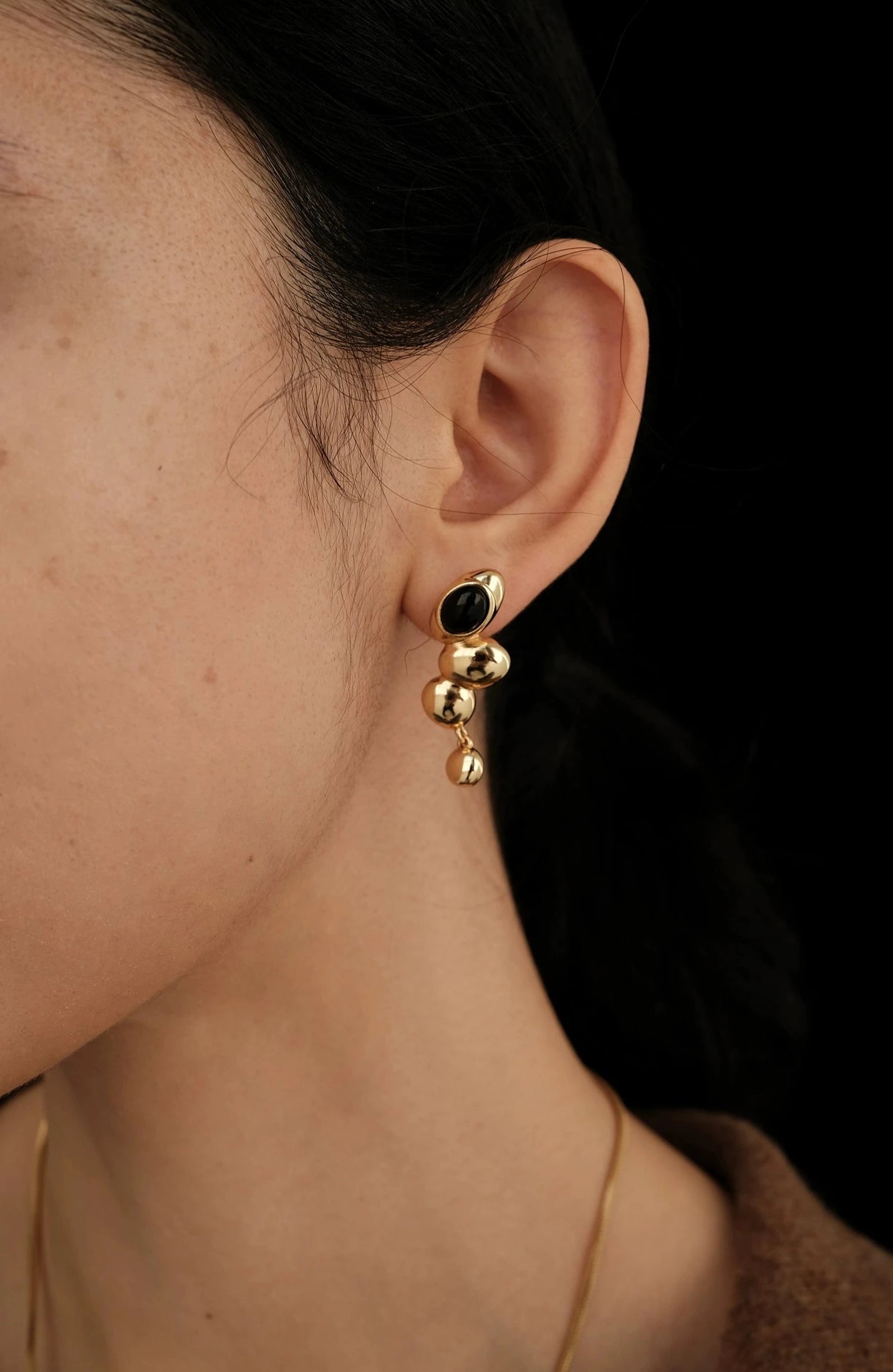 Pendientes colgantes con gorro de ágata negra en oro
