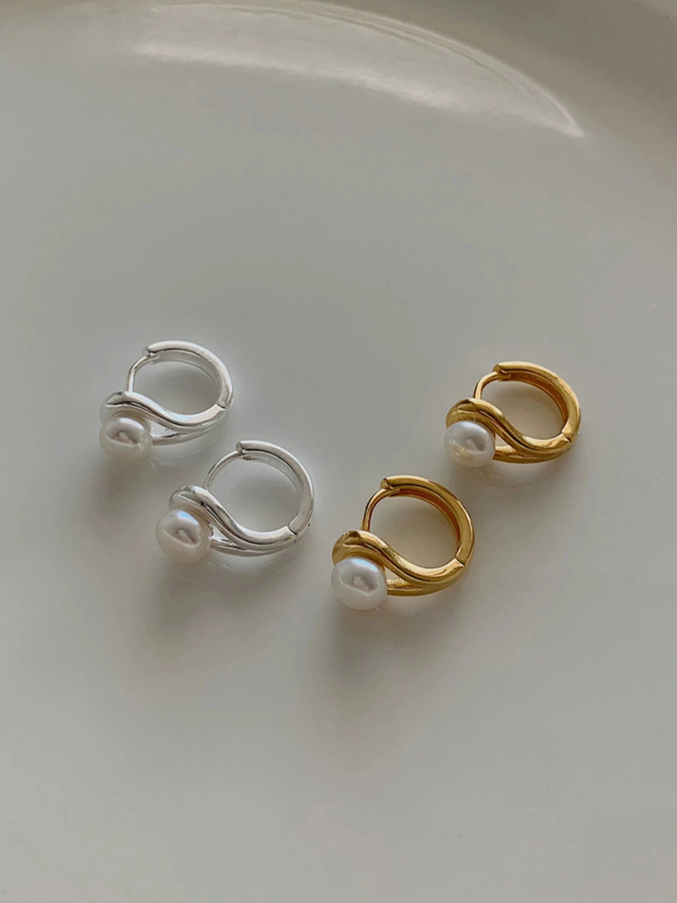 Aro Huggie Perla Sin Fin Oro/Plata
