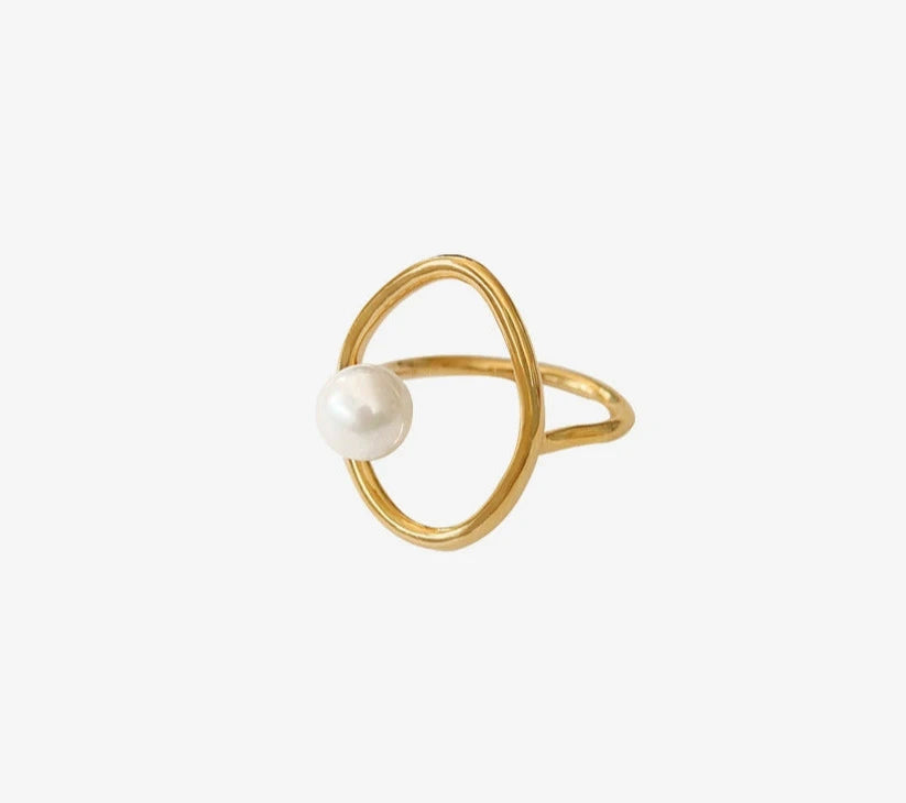 Contemporary Pearl Centro Ring Gold
