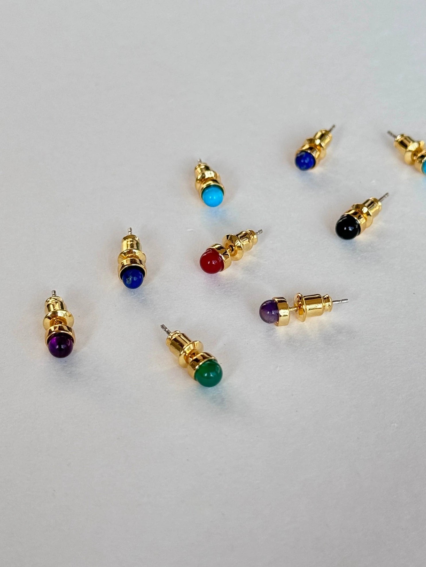 Pendientes retro delicados con piedras preciosas