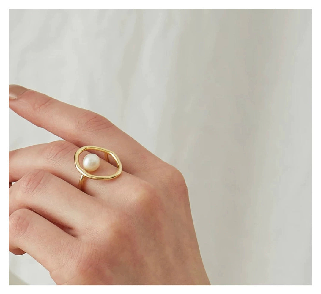 Contemporary Pearl Centro Ring Gold