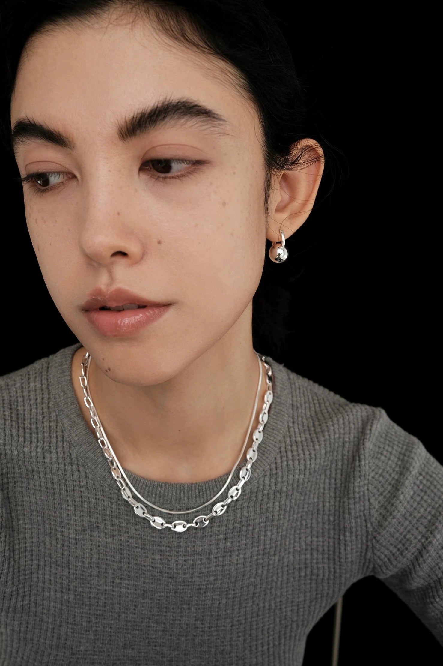 Pendientes de aro colgantes con esfera de travesura en oro y plata