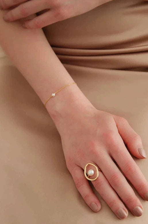Contemporary Pearl Centro Ring Gold