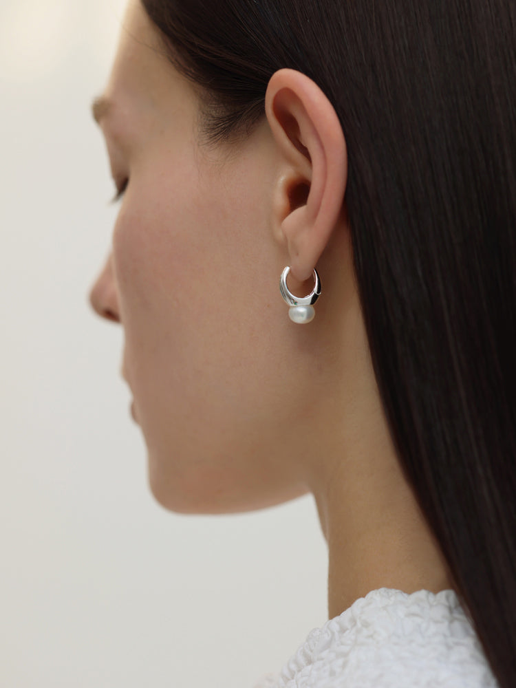 Pendientes de aro Huggie con perlas redondas de Viann
