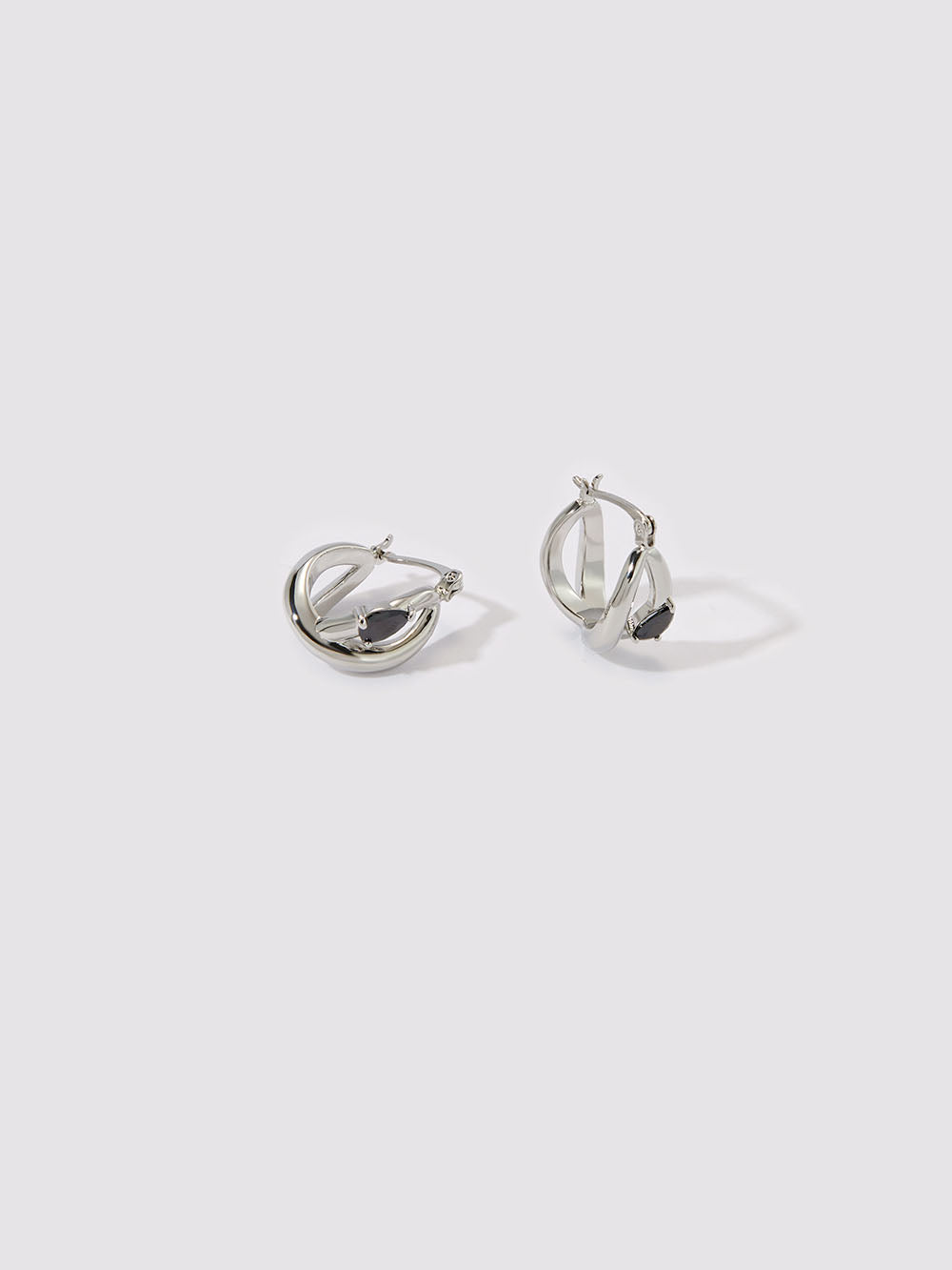 Pendientes de aro brillantes cruzados de plata