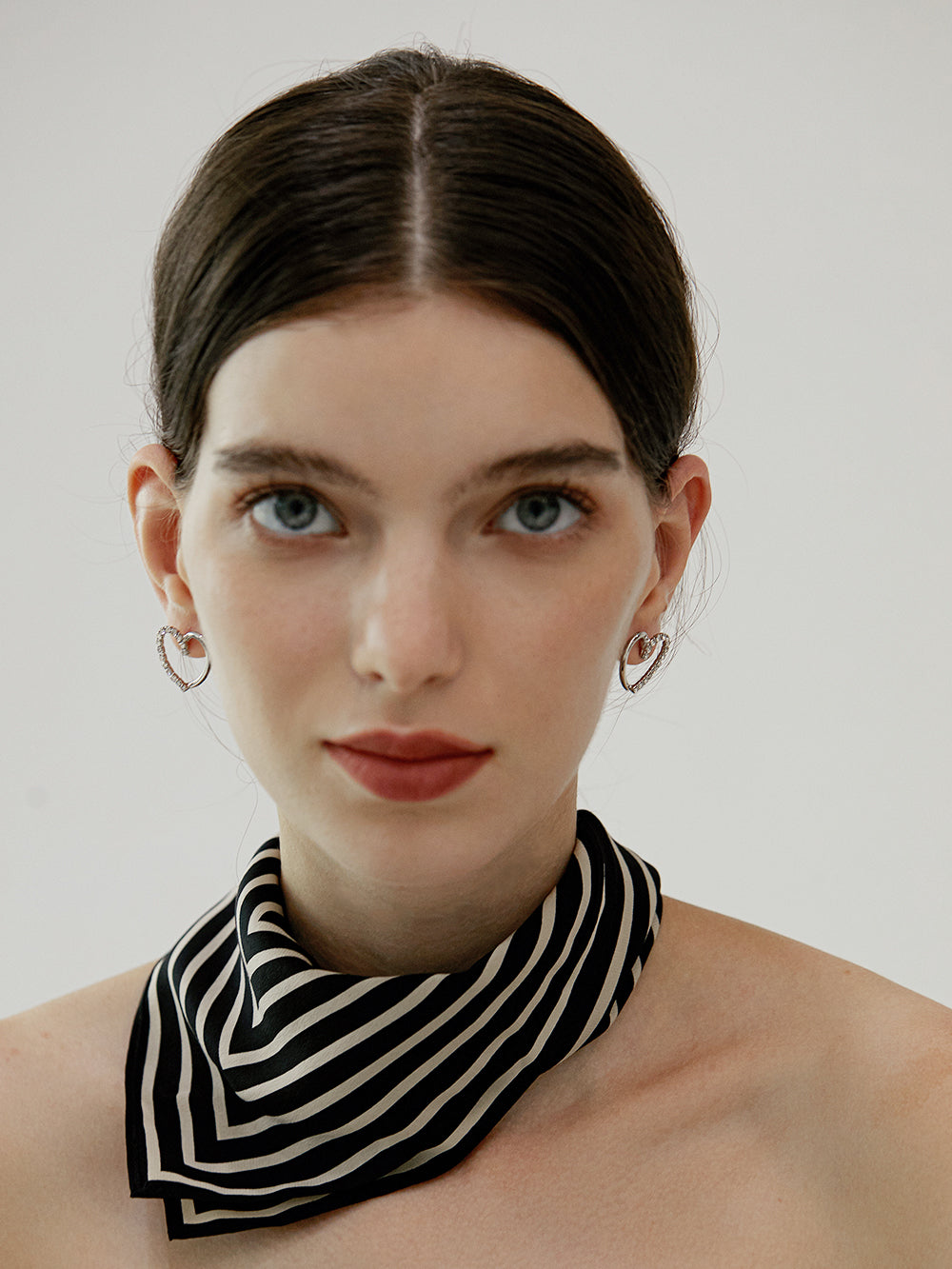 Linda - Boucles d'oreilles à tige en forme de cœur creux avec zircone cubique