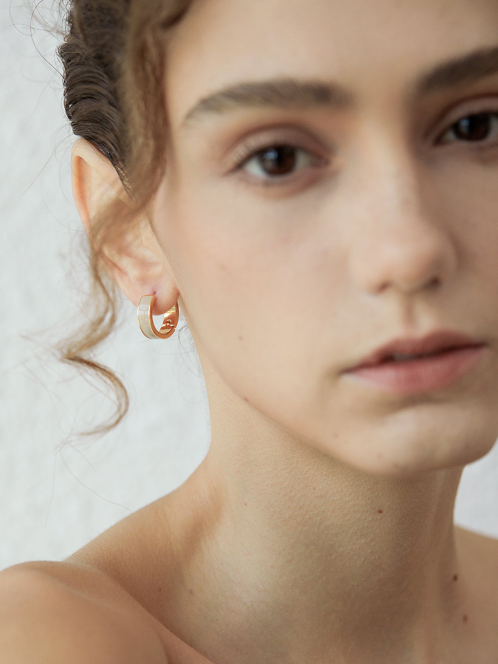Aros de esmalte neutro dorado