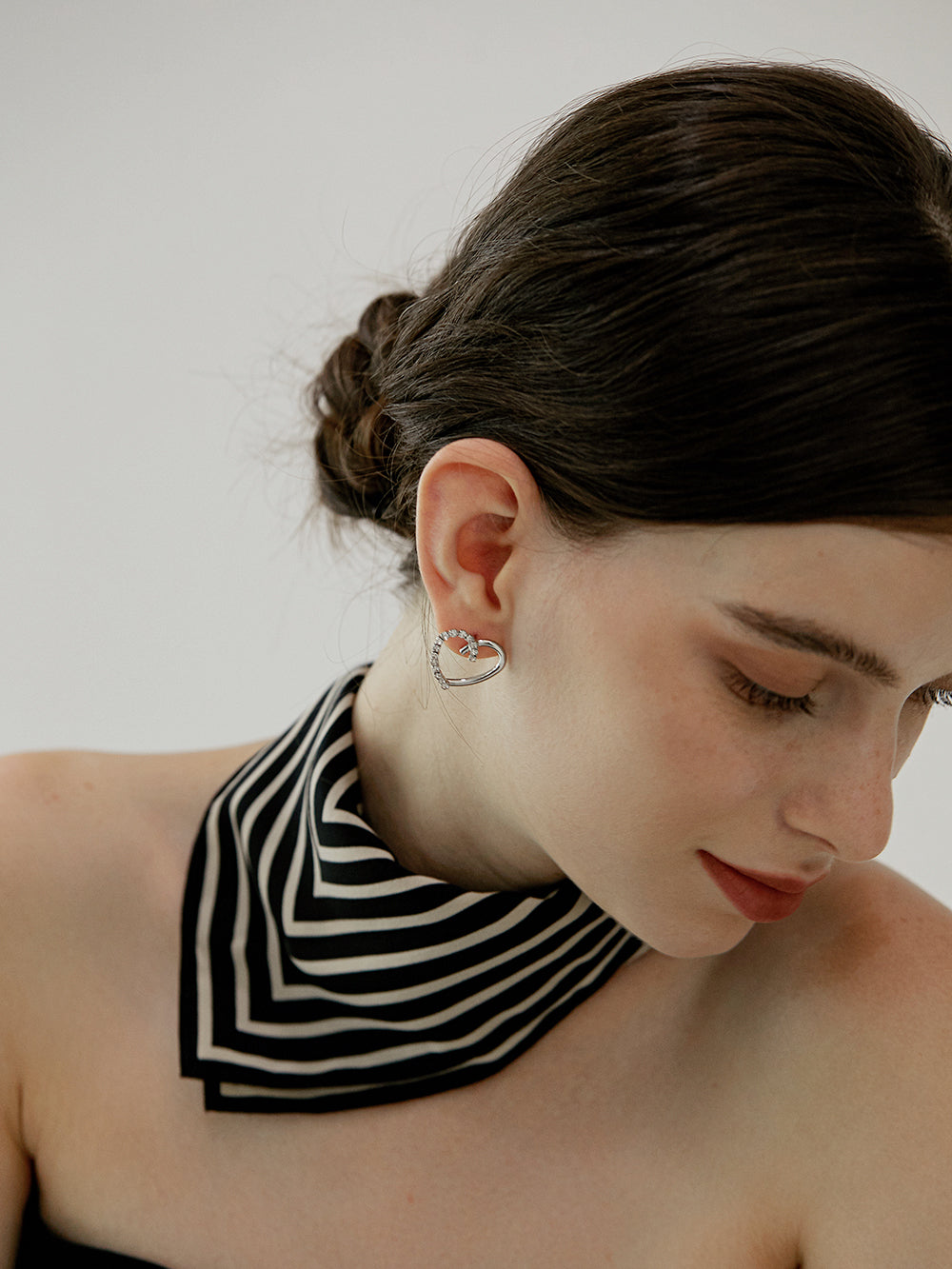 Linda - Boucles d'oreilles à tige en forme de cœur creux avec zircone cubique