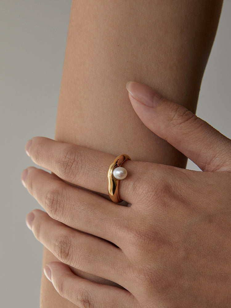 Upward Facing Freshwater Pearl Curved Ring