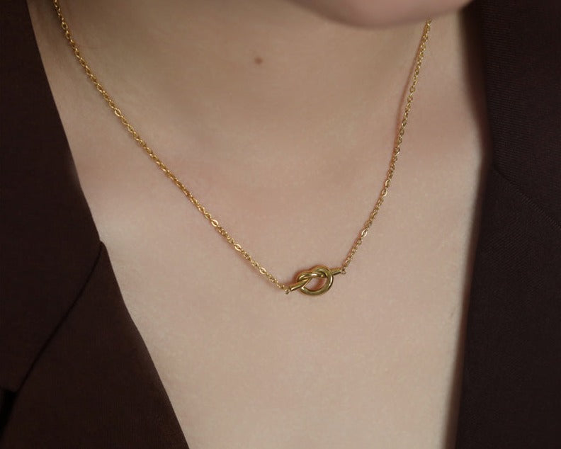 Fiore Horizontal Knot Necklace 18K Gold