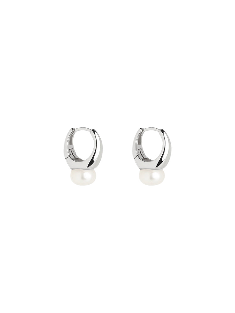 Pendientes de aro Huggie con perlas redondas de Viann